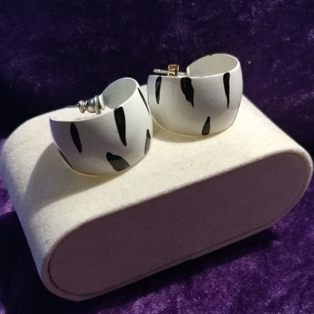 1 Pair of Metal Zebra Print Earrings